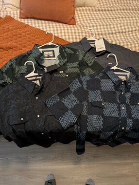 NWT 4 Ferrell Brand Short Sleeve Pear Snaps Large